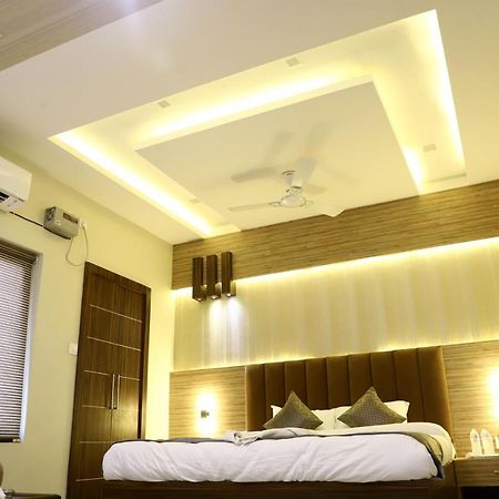Hotel Santoor Varanasi Bagian luar foto