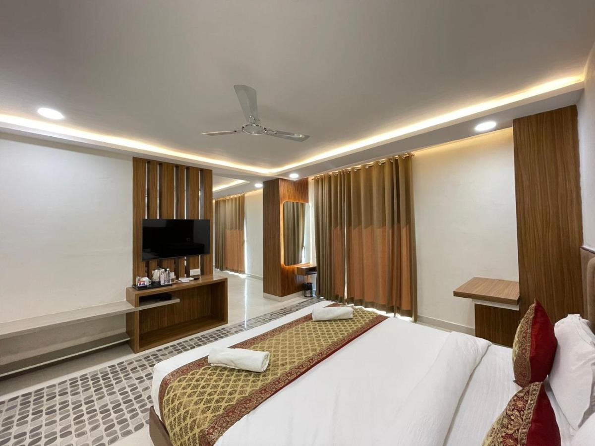 Hotel Santoor Varanasi Bagian luar foto