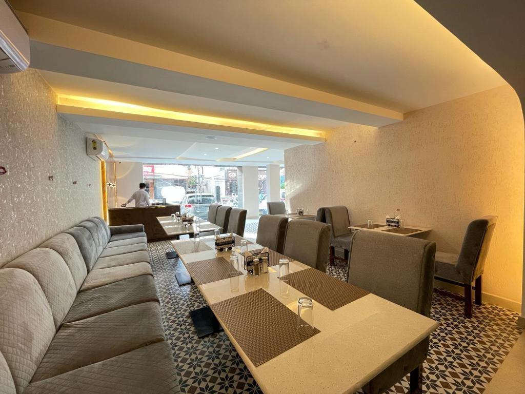Hotel Santoor Varanasi Bagian luar foto