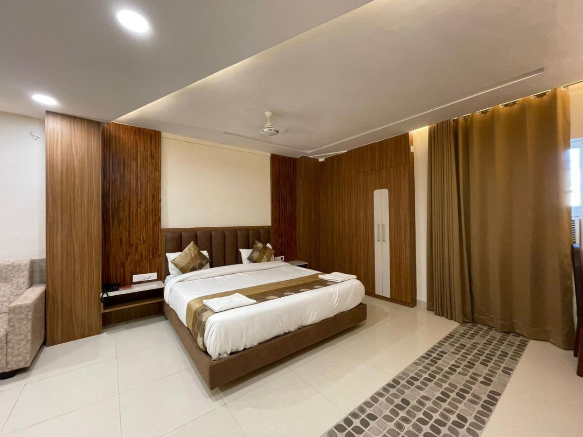 Hotel Santoor Varanasi Bagian luar foto