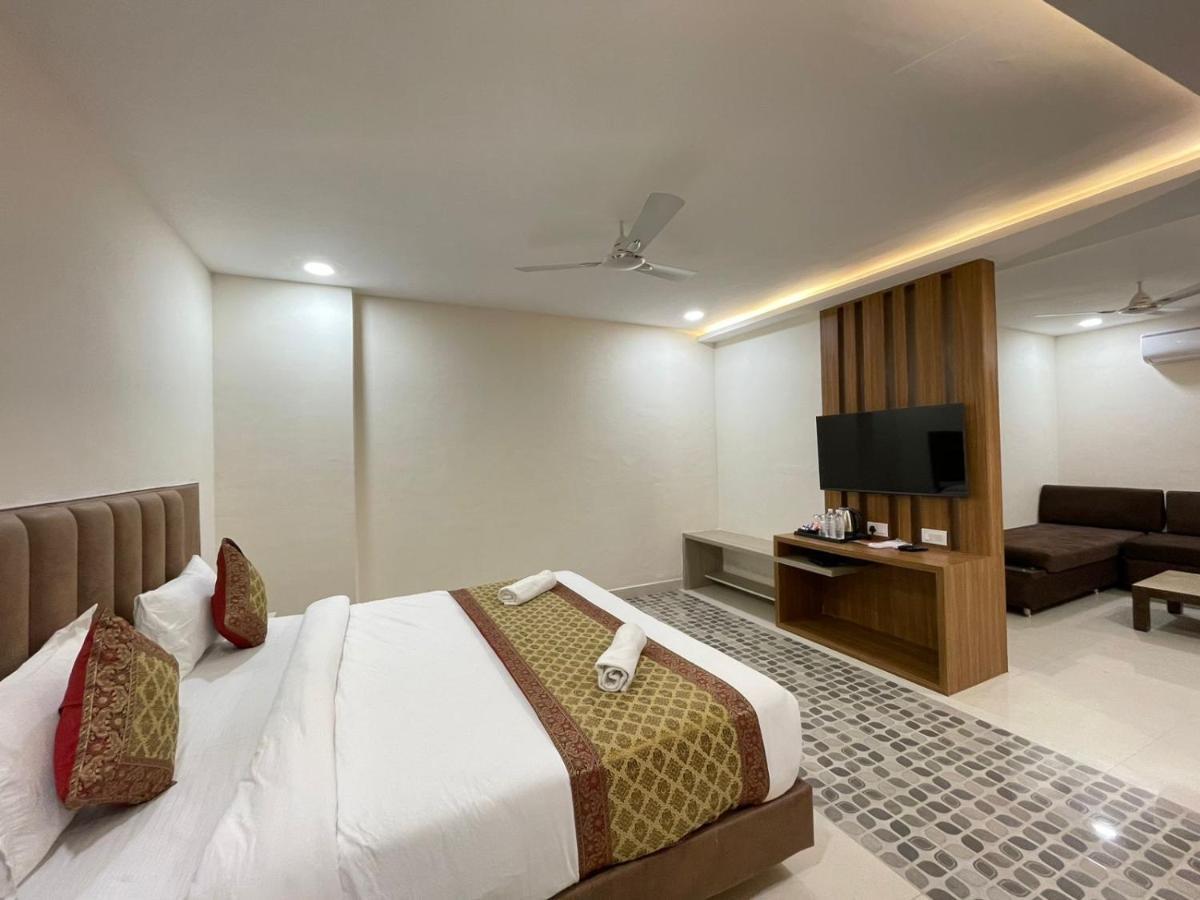 Hotel Santoor Varanasi Bagian luar foto
