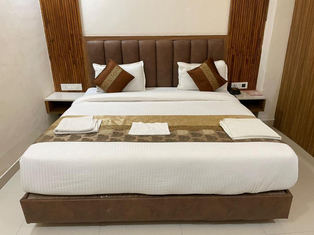 Hotel Santoor Varanasi Bagian luar foto