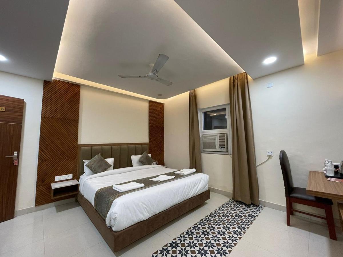 Hotel Santoor Varanasi Bagian luar foto