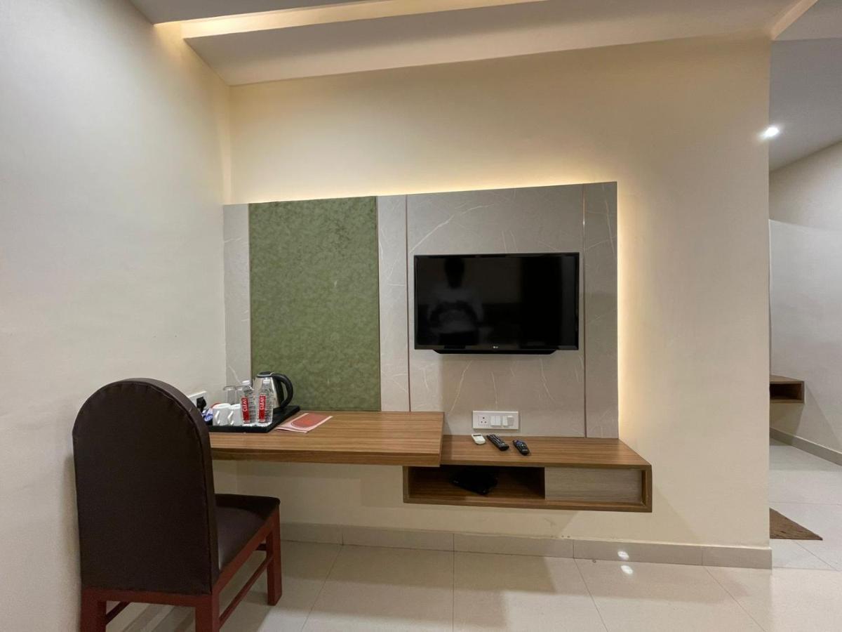 Hotel Santoor Varanasi Bagian luar foto