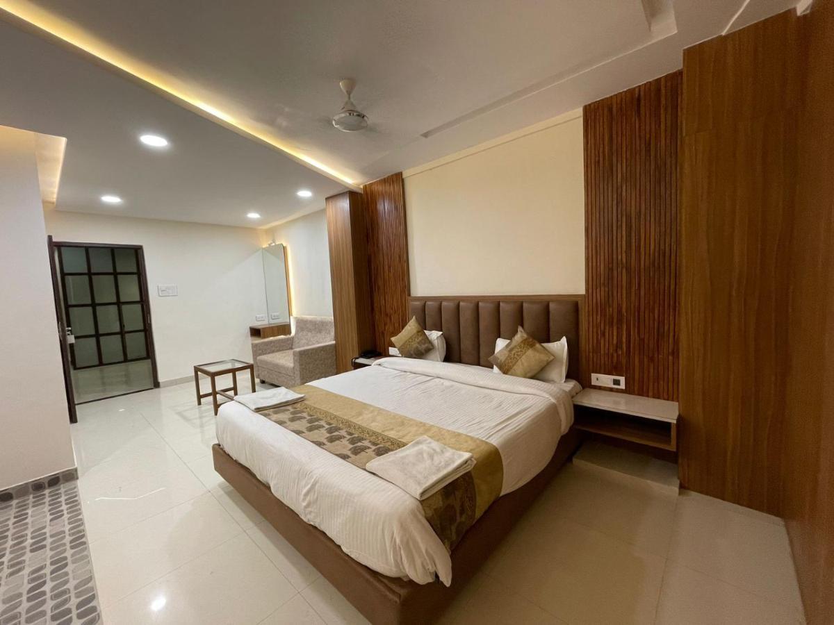 Hotel Santoor Varanasi Bagian luar foto