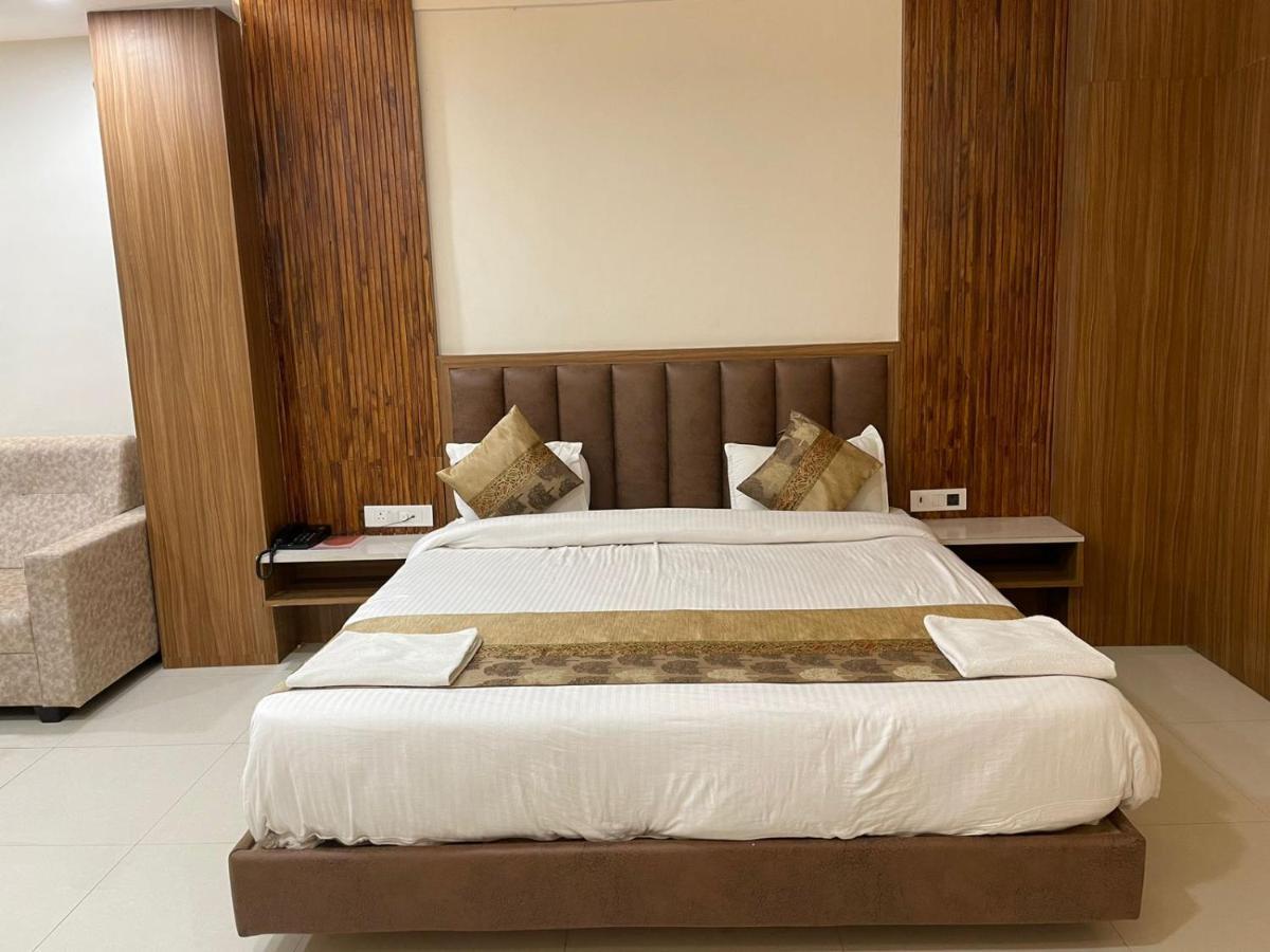 Hotel Santoor Varanasi Bagian luar foto