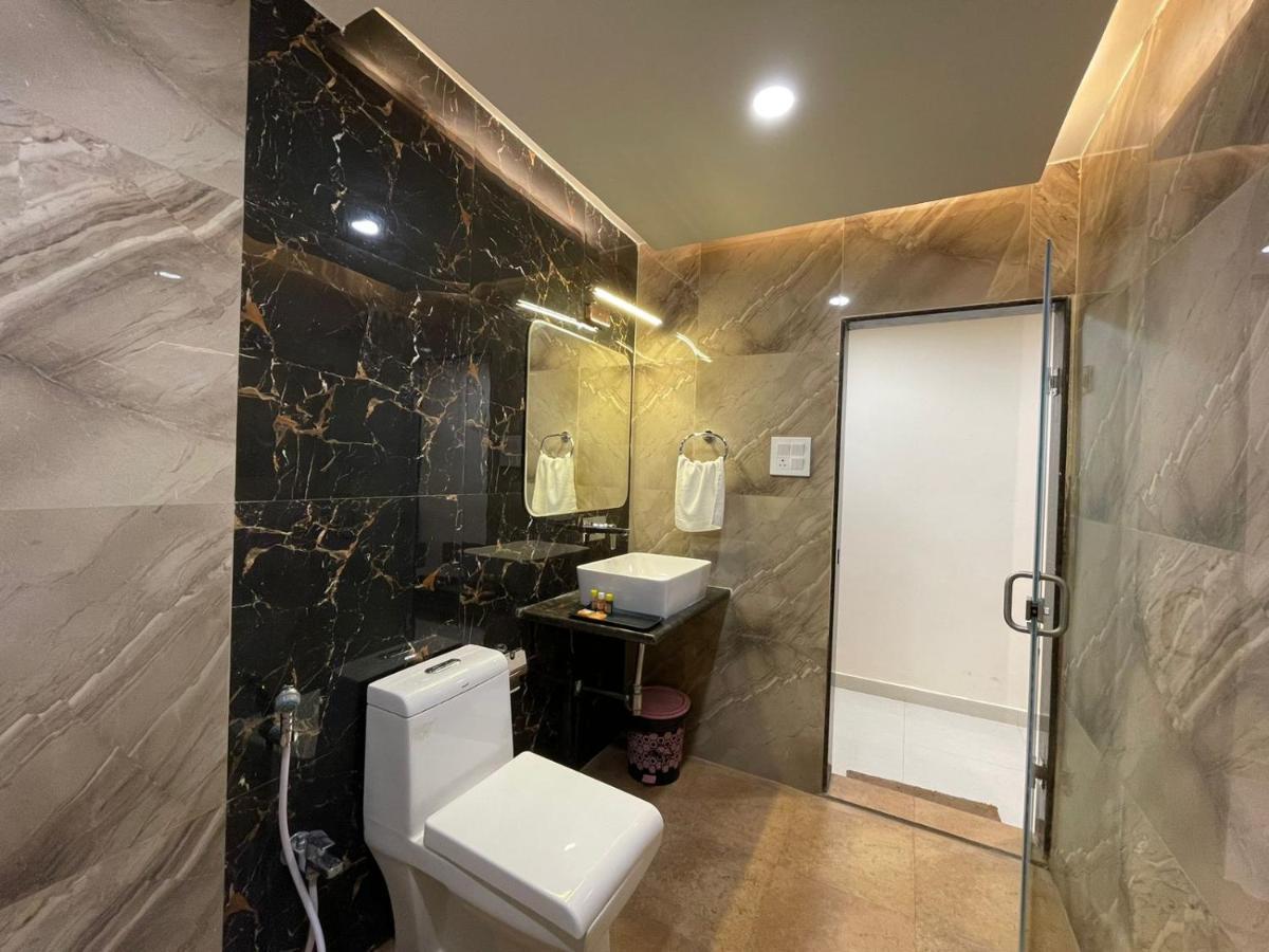 Hotel Santoor Varanasi Bagian luar foto