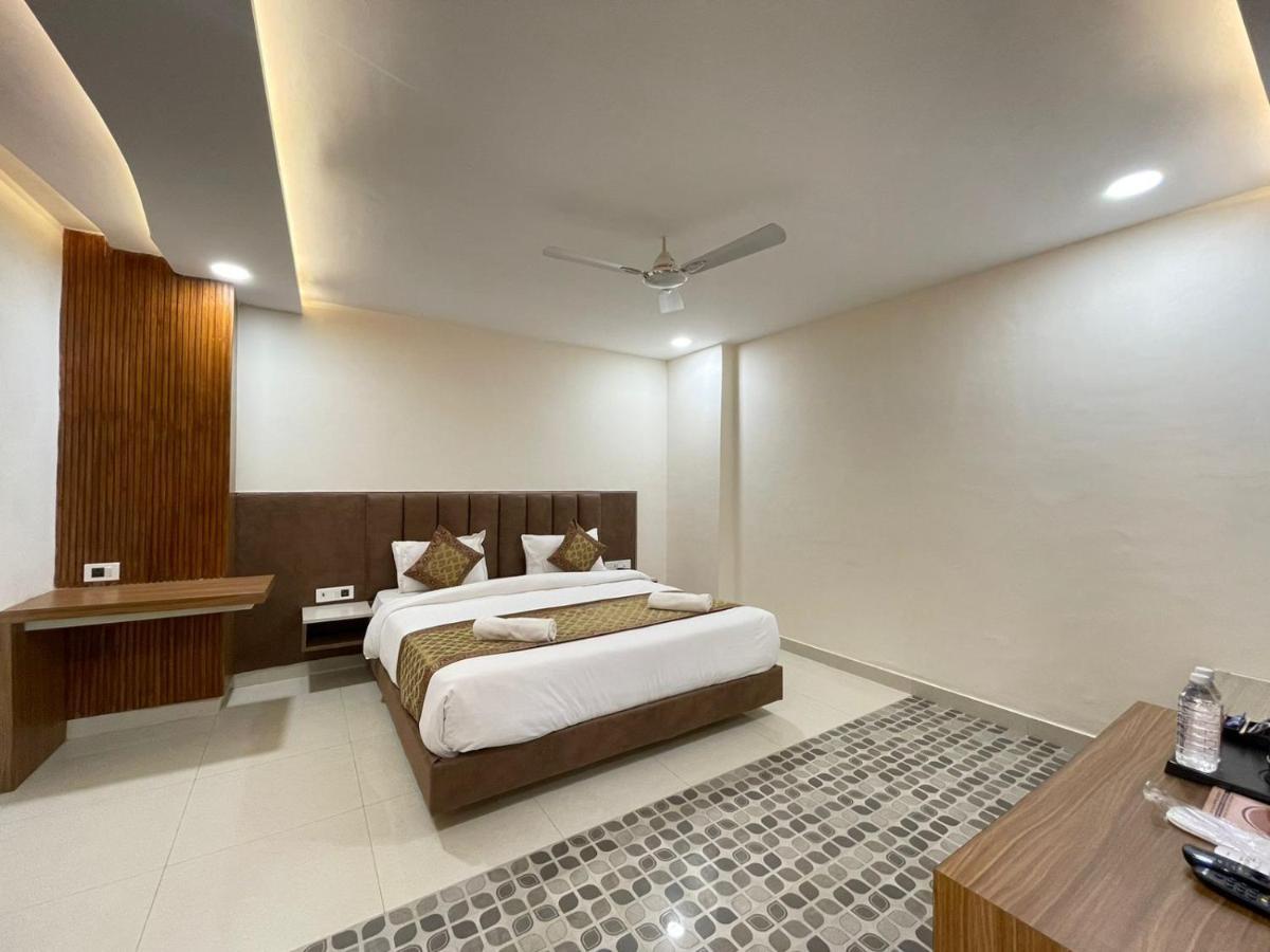 Hotel Santoor Varanasi Bagian luar foto