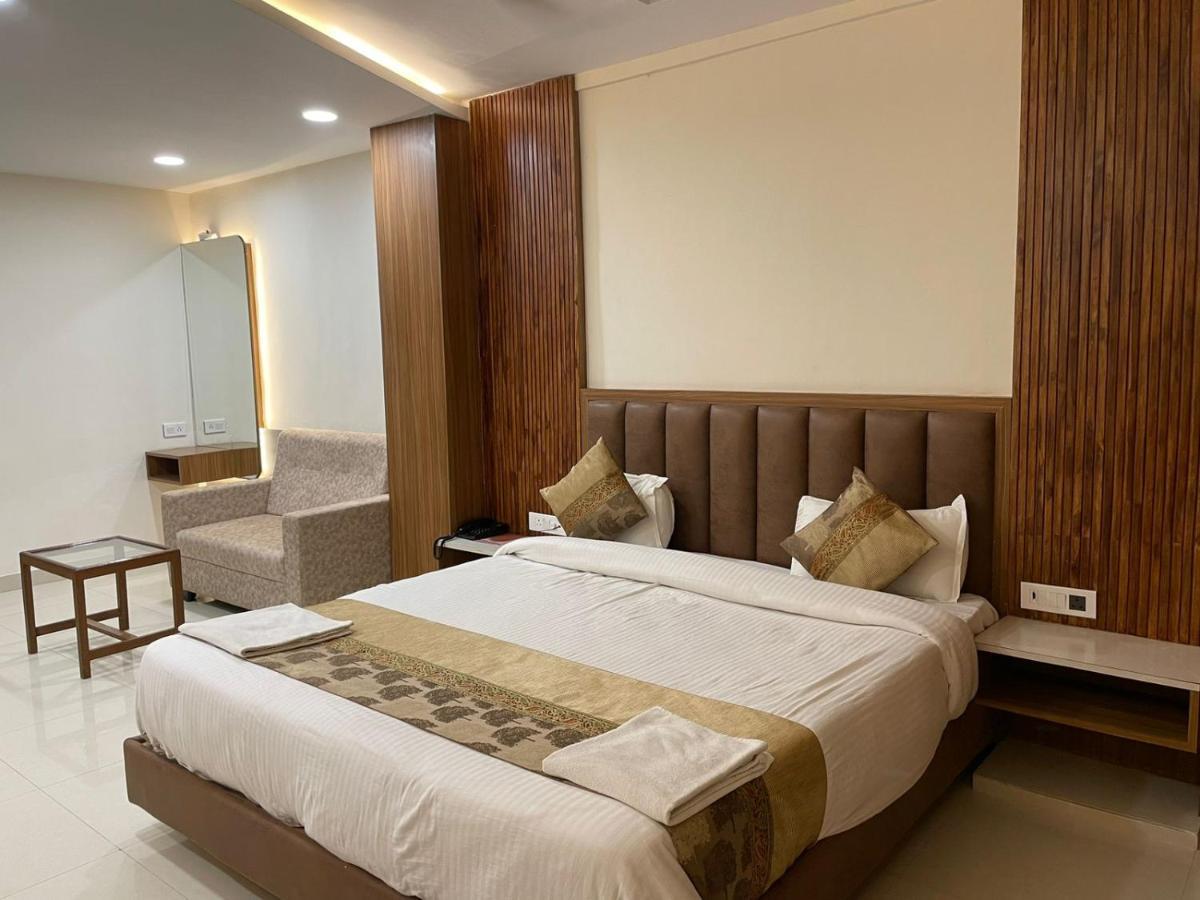 Hotel Santoor Varanasi Bagian luar foto