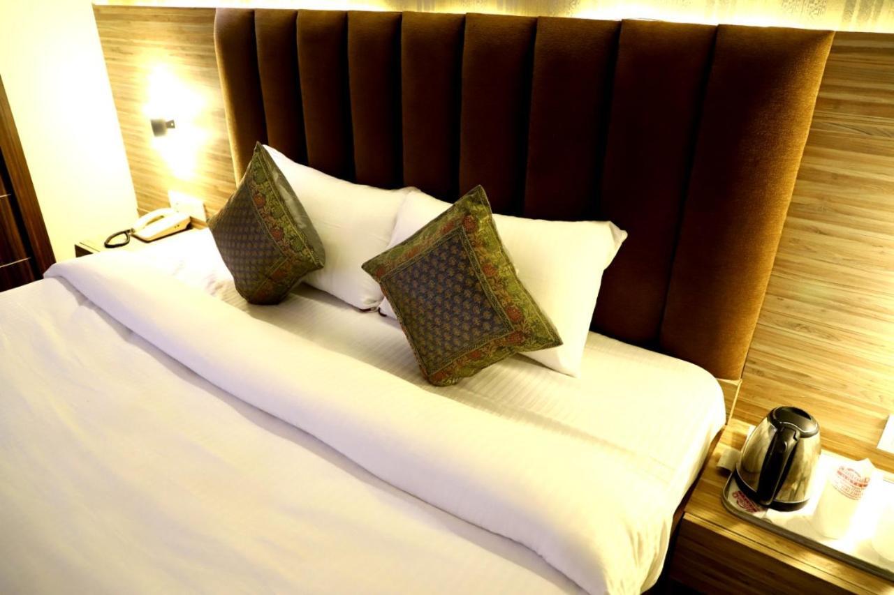 Hotel Santoor Varanasi Bagian luar foto