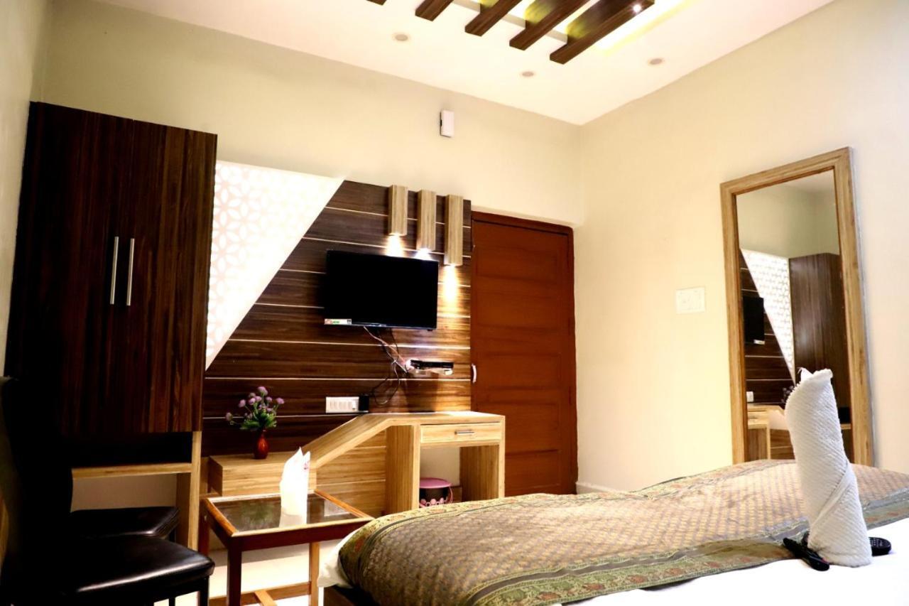 Hotel Santoor Varanasi Bagian luar foto