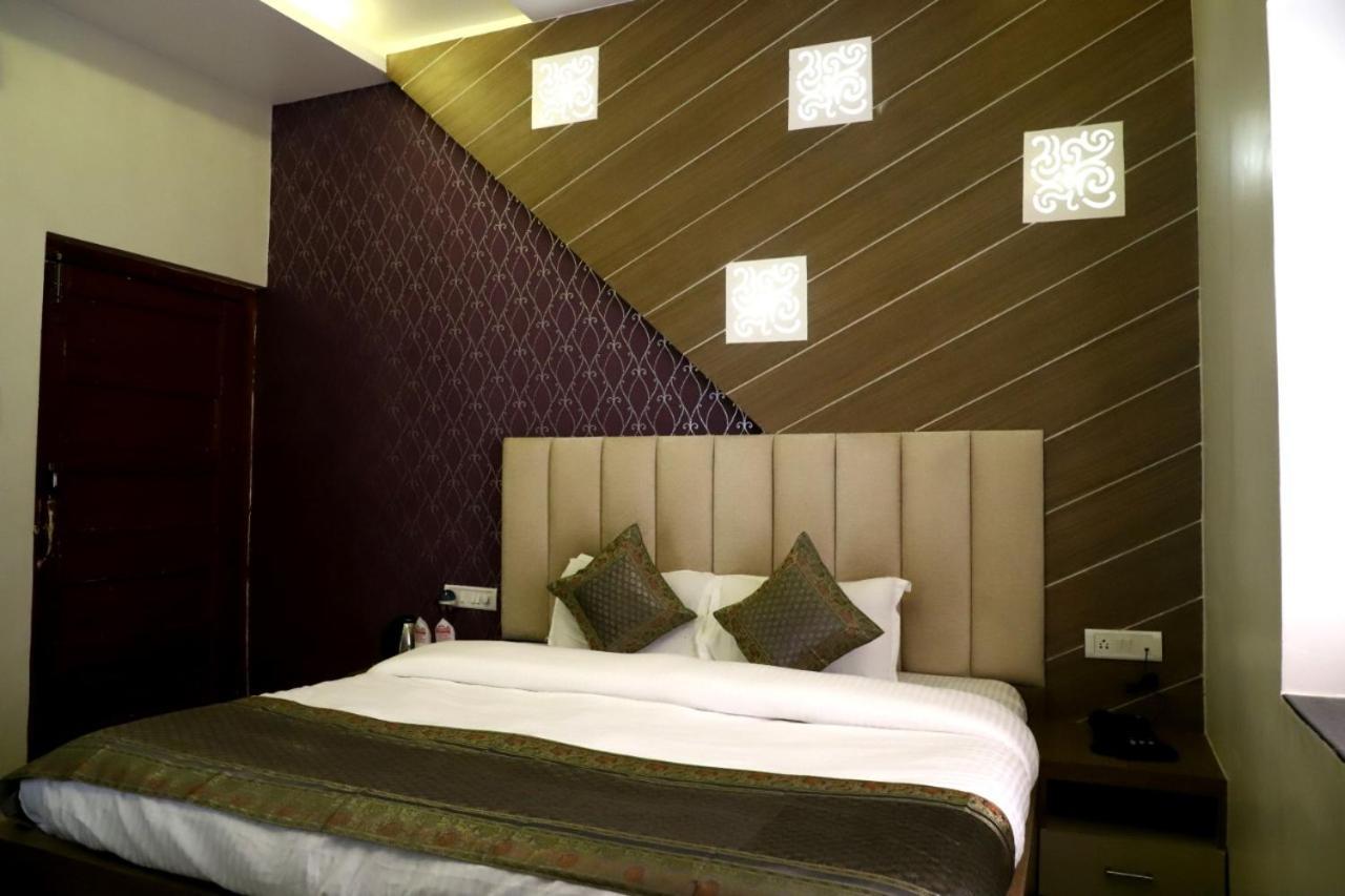 Hotel Santoor Varanasi Bagian luar foto