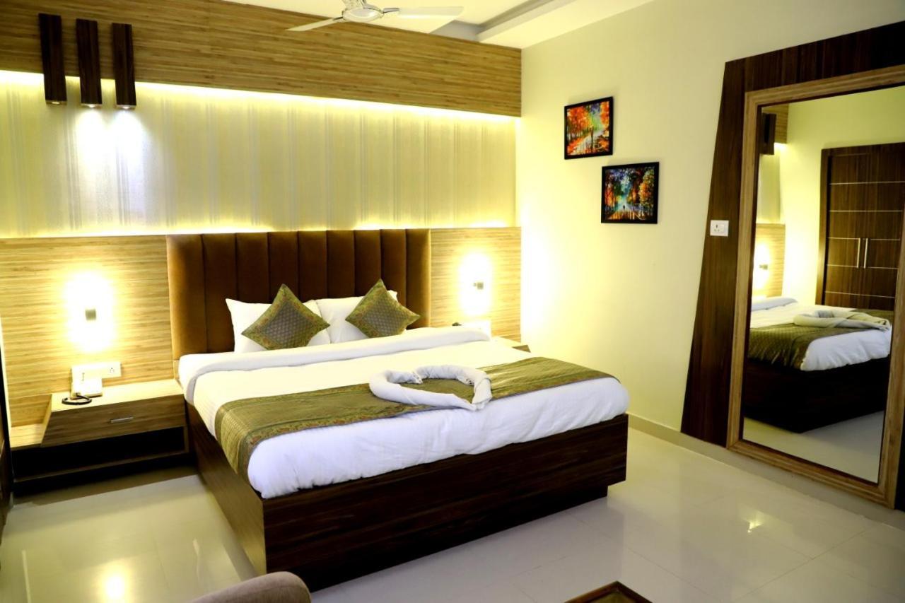 Hotel Santoor Varanasi Bagian luar foto