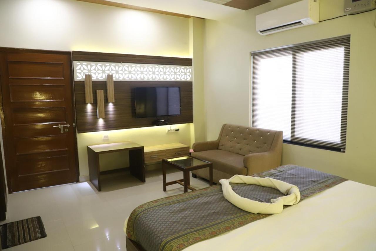 Hotel Santoor Varanasi Bagian luar foto
