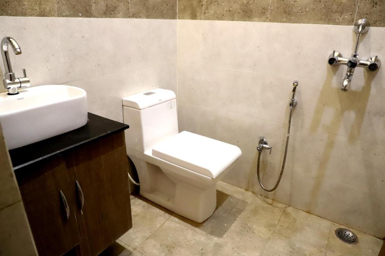 Hotel Santoor Varanasi Bagian luar foto