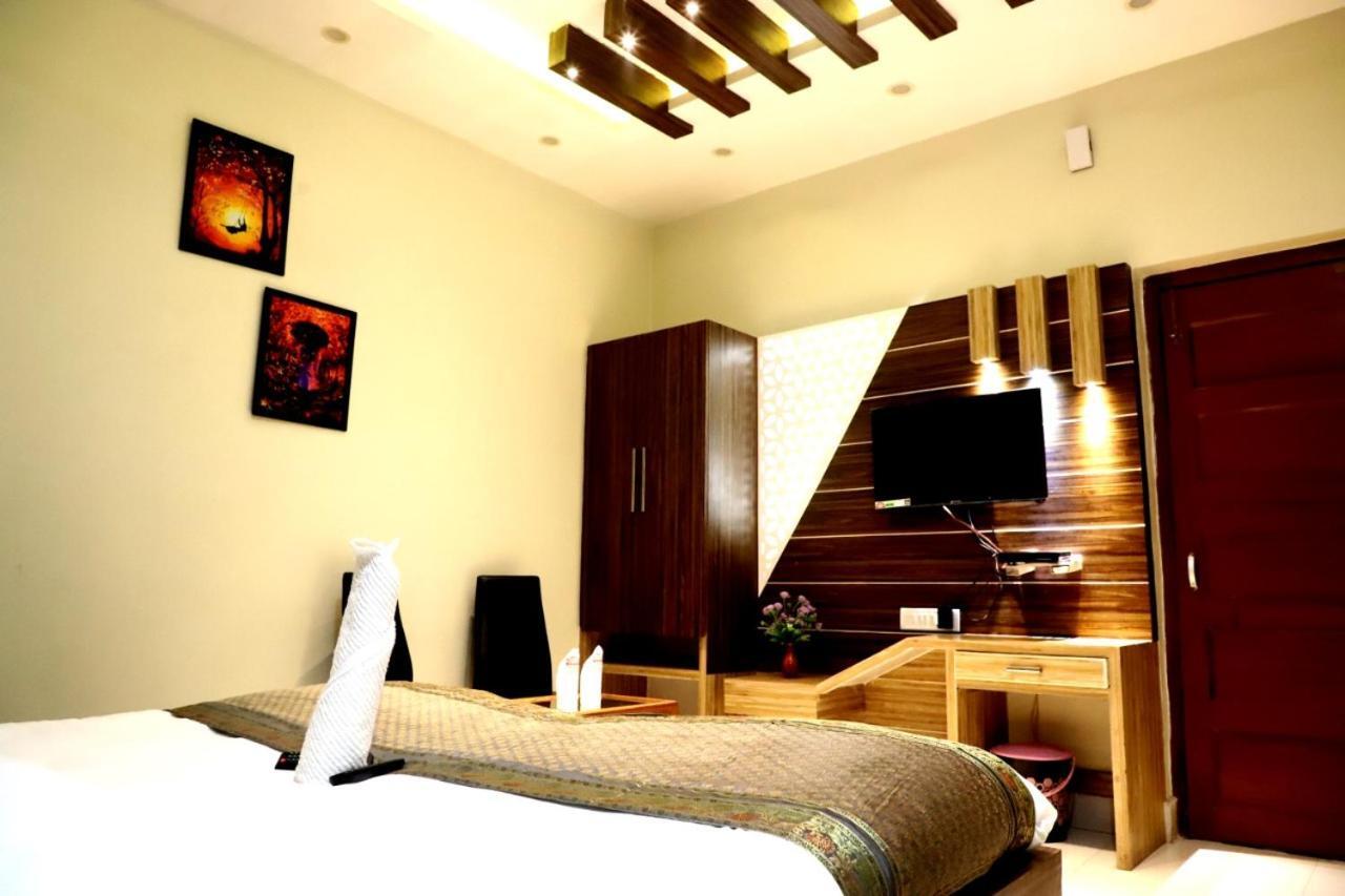 Hotel Santoor Varanasi Bagian luar foto