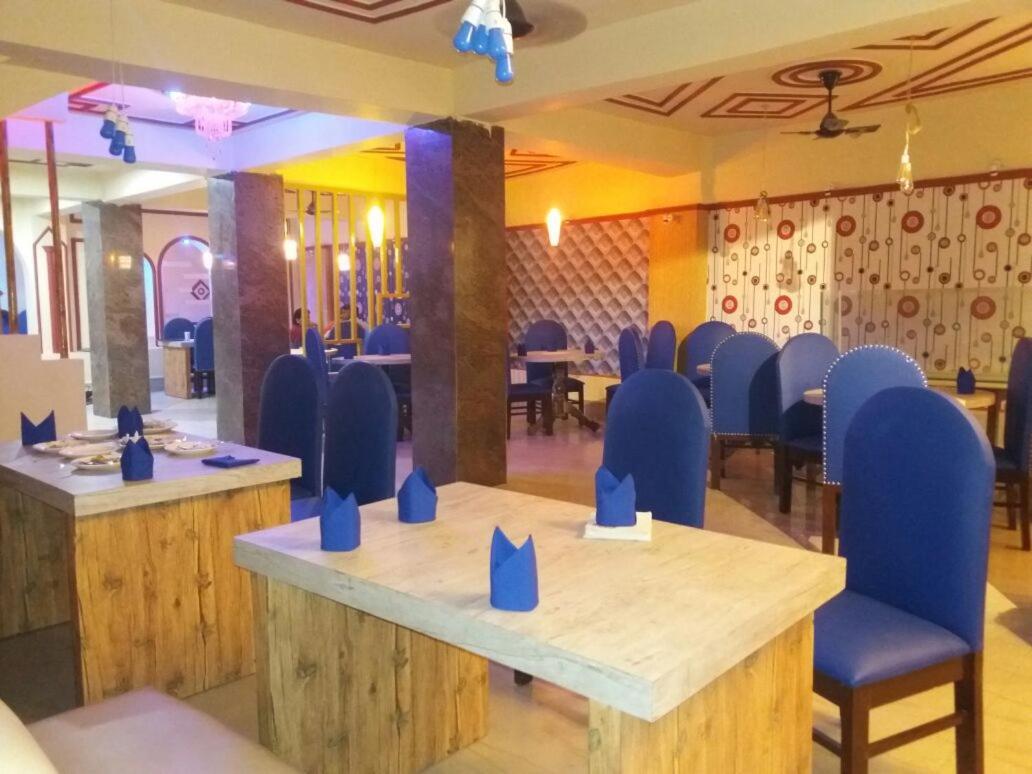 Hotel Santoor Varanasi Bagian luar foto