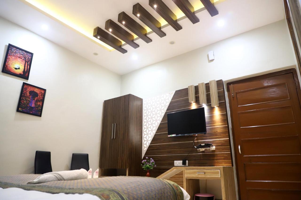 Hotel Santoor Varanasi Bagian luar foto