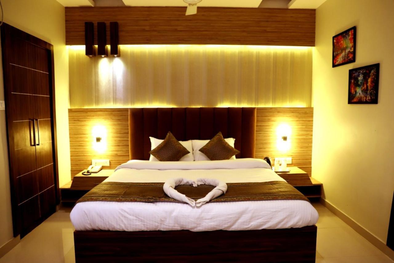Hotel Santoor Varanasi Bagian luar foto