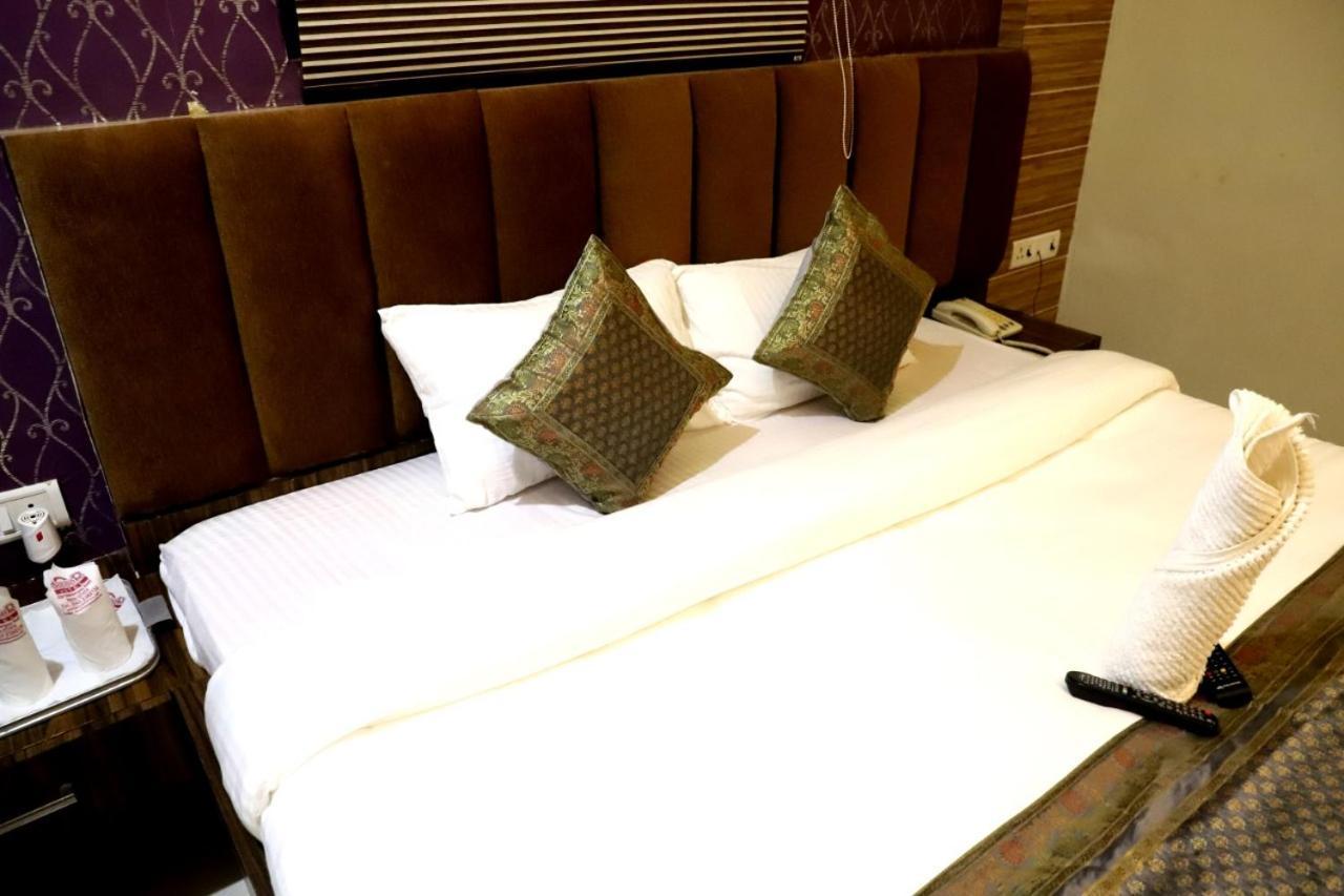 Hotel Santoor Varanasi Bagian luar foto